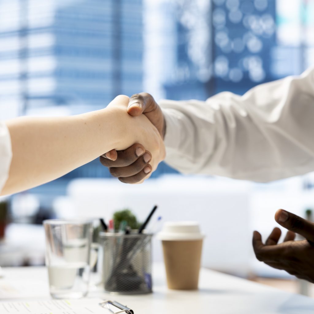 photo poignee de main collaboration strategique croissance entreprise canopee transition management de transition
