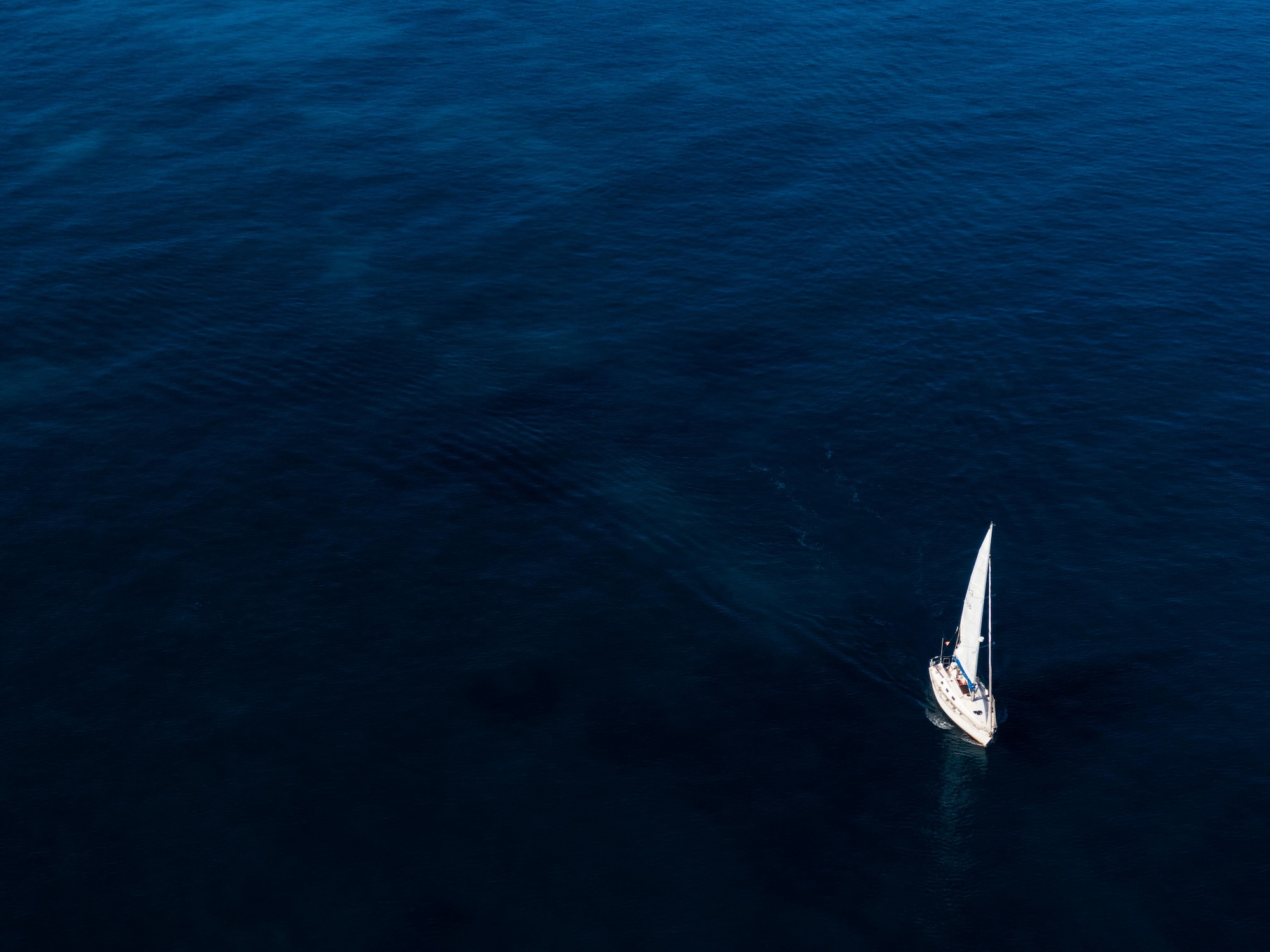 voilier naviguant sur une mer bleue vue aerienne canopee transition management de transition